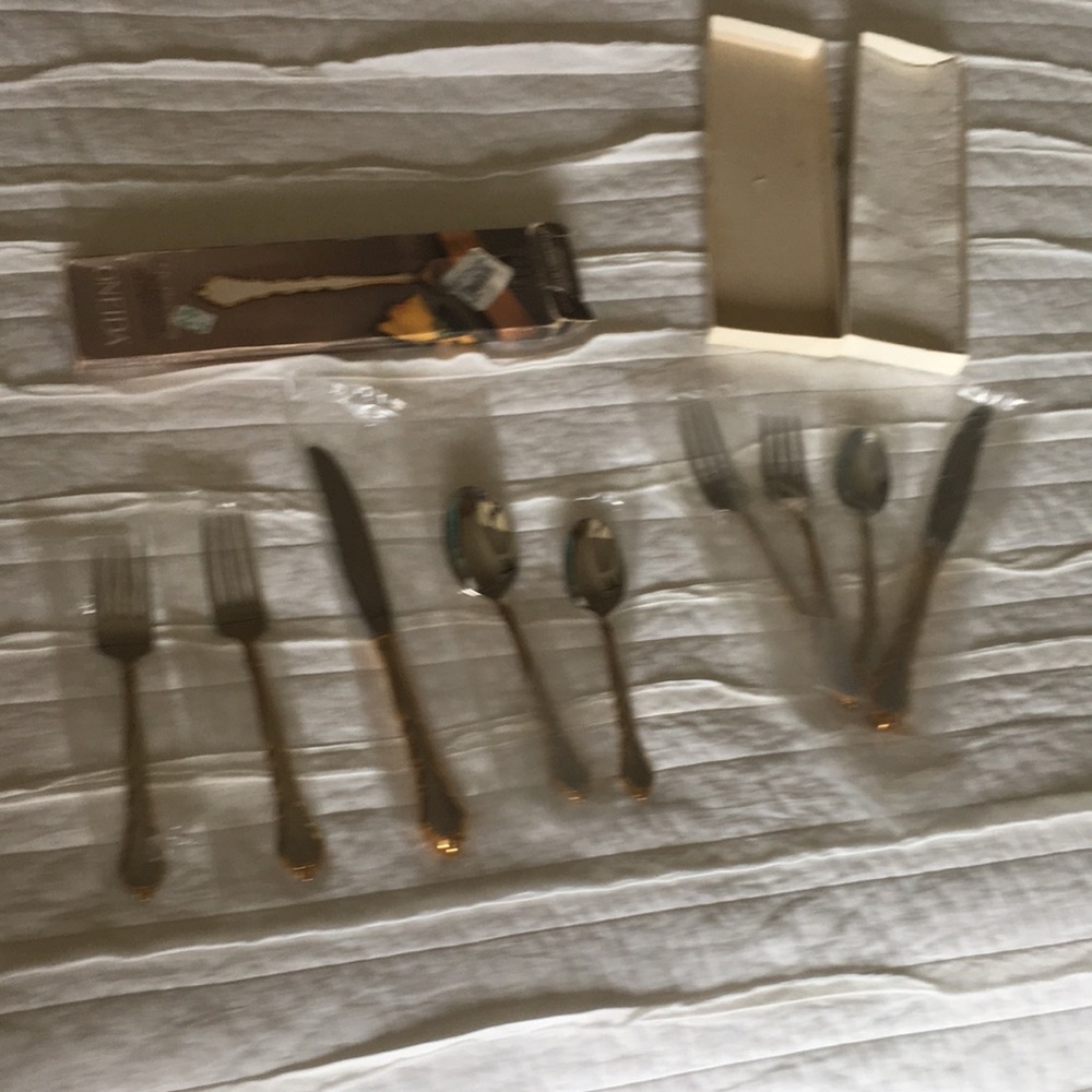1-5 piece Oneida Golden Royal Chippendale place setting and 1-4 piece